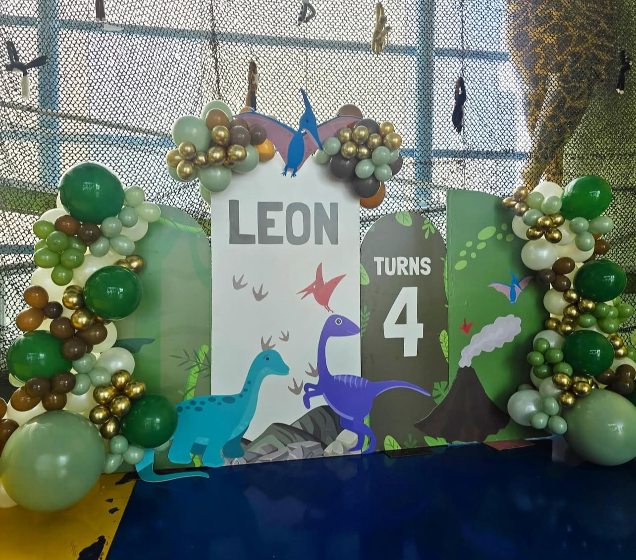 Back- León